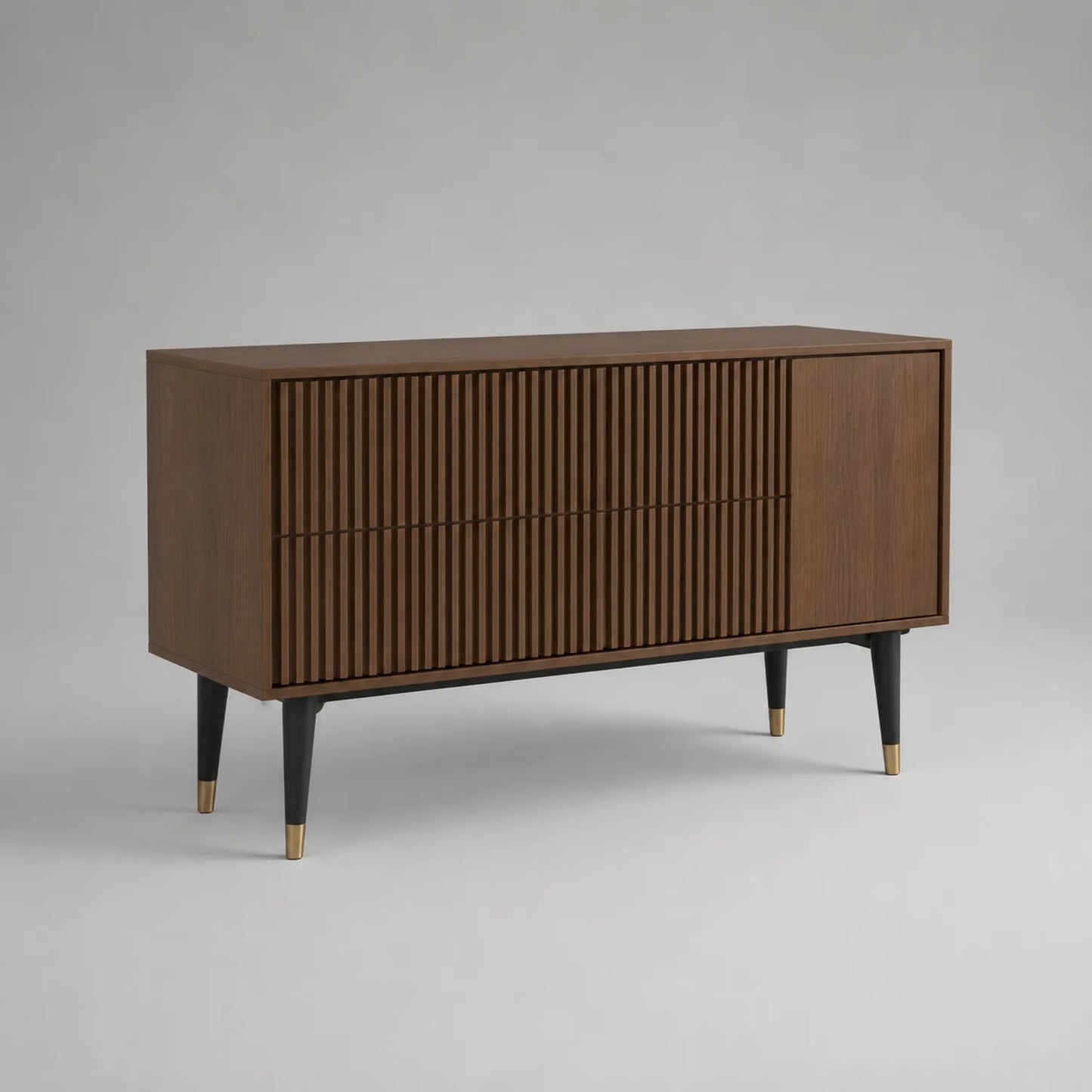 Walnussholz-Sideboard mit schwarzen Metallbeinen und Messingakzenten 150x45x80cm