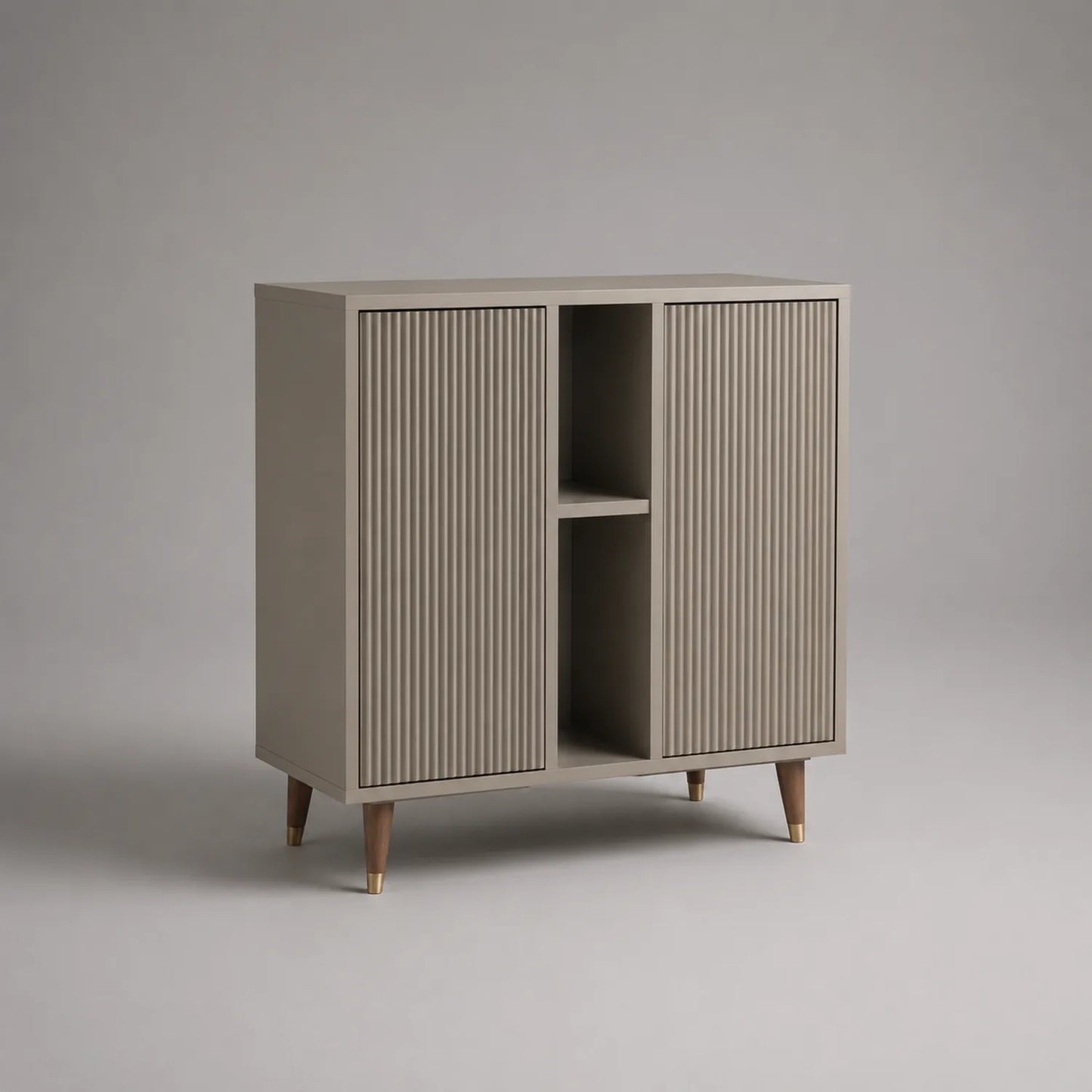 Holz Sideboard mit gerillten Türen und offenen Fächern, Beige