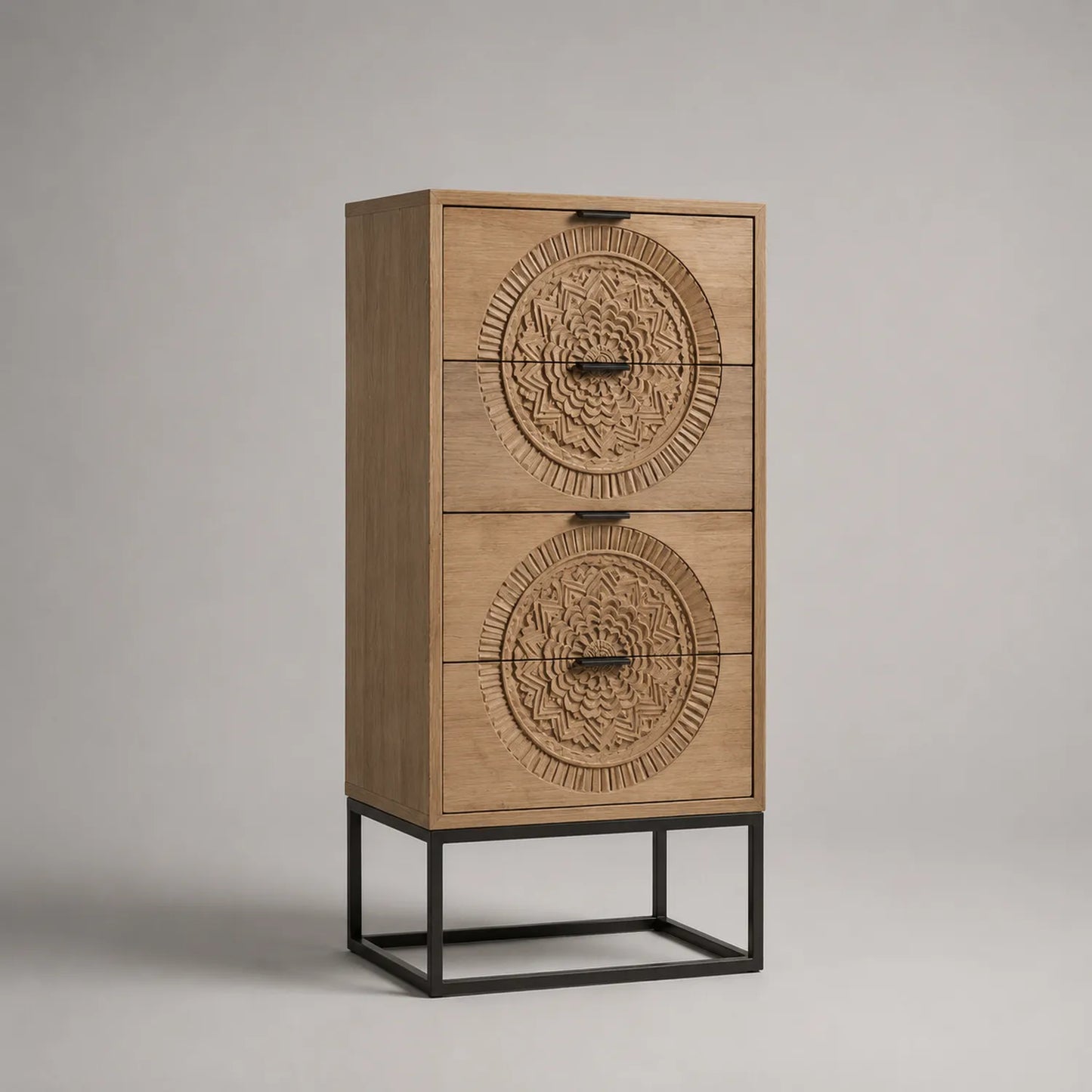 Hohe Holzkommode mit Handgeschnitzten Mustern und Metallgestell, Eiche, Beige